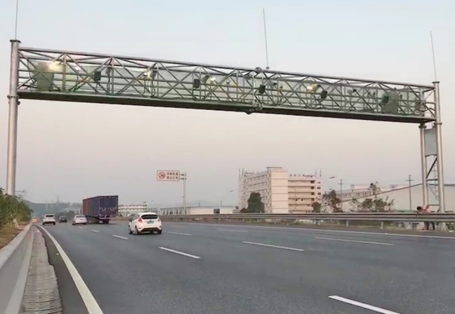 竣工：雅西高速西昌段ETC收费龙门架