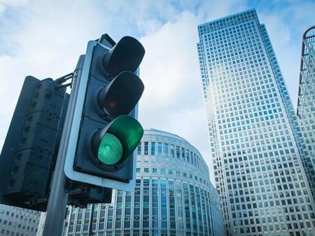 红绿灯随流量“变脸”，让行驶通畅无忧