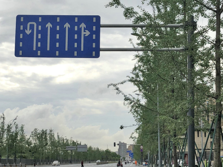 分道指示牌杆